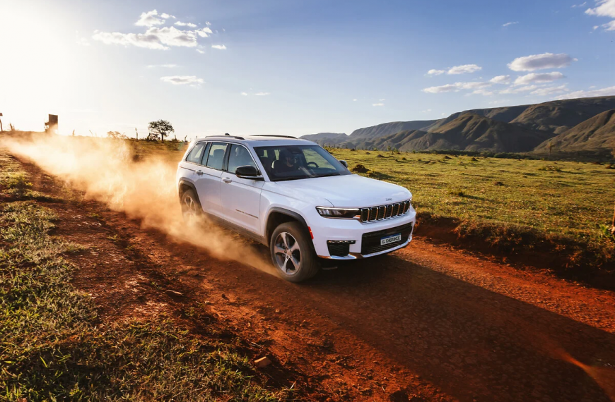 Novos Jeep® Compass e Commander Blackhawk de 272 cv marcam presença na Agrishow 2024