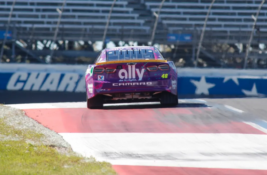 Bowman eliminado dos playoffs da Copa após falha técnica em Roval; Logano avança