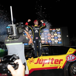 NASCAR Brasil: Gabriel Casagrande garante vitória no pôr do sol em Cascavel
