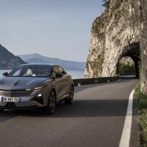 Teste de Condução do Alpine A390 GTS: A Quintessência do Fastback Esportivo da Alpine