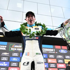 Sob garoa, Nicolas Costa leva a melhor na Corrida 1 da NASCAR Brasil em Interlagos
