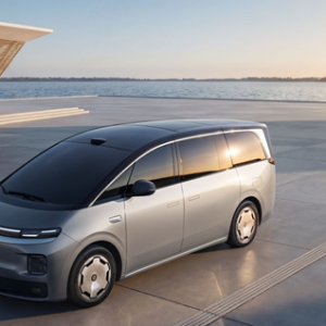 Leapmotor revela mundialmente a minivan de luxo D99